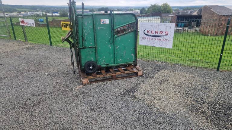 Large iae calf dehorning vaccination crate crush farm livestock tractor 