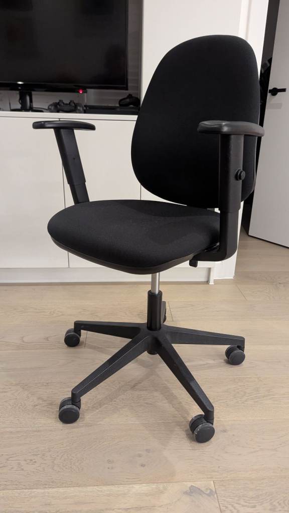 Fully adjustable office chair