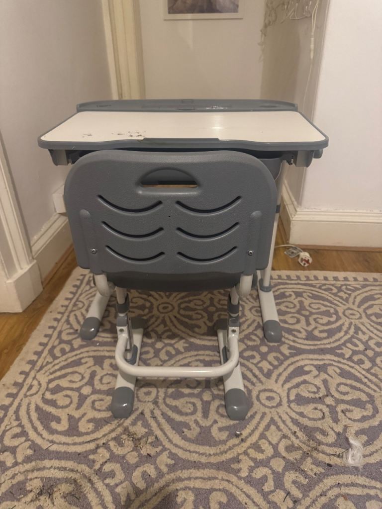 Children’s desk with chair adjustable height 