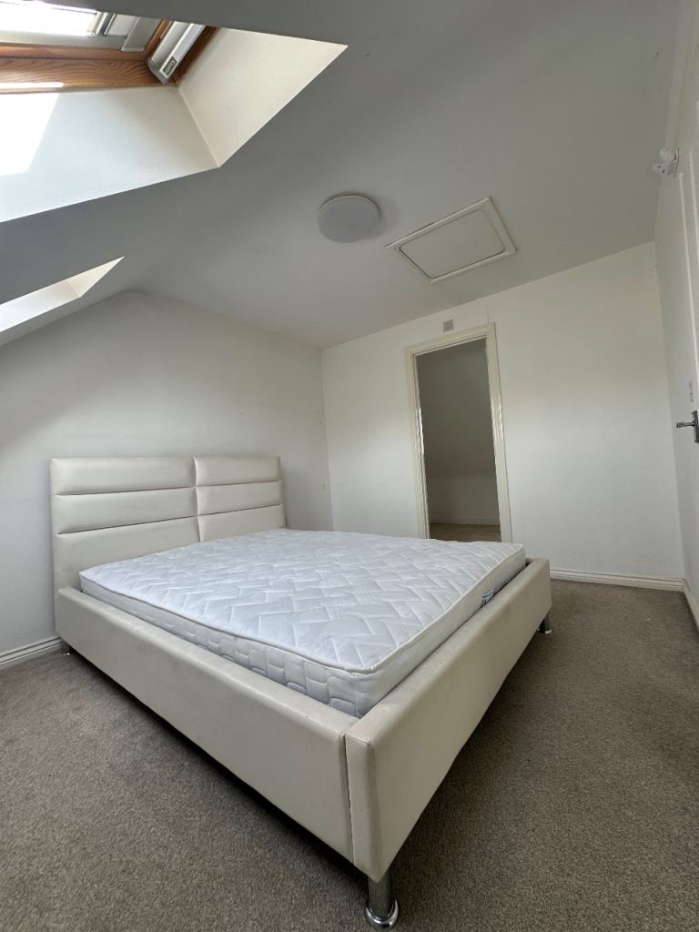 Nice Clean Room to rent with personal bath and shower £580 a month 