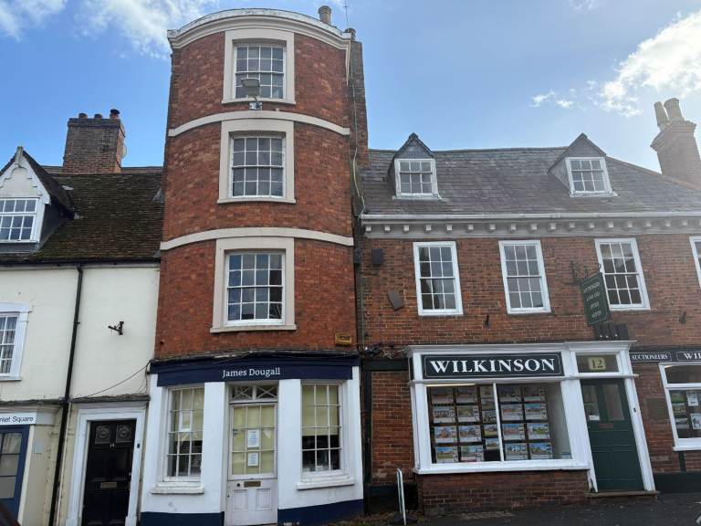 ONE BEDROOM APARTMENT - £825PCM