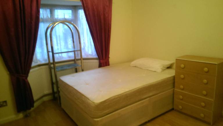 Nice Double Room in A Quiet Residential Area In East Acton, All Bills Included - Zone 2