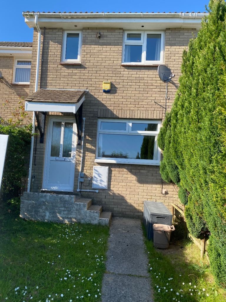 Compact unfurnished 3 bed link house in Parcgwernfadog