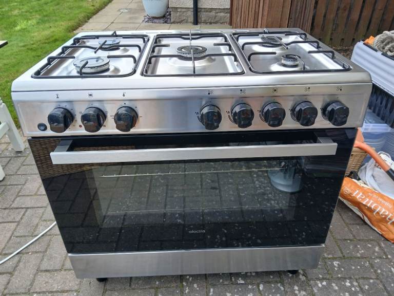 Free standing cooker