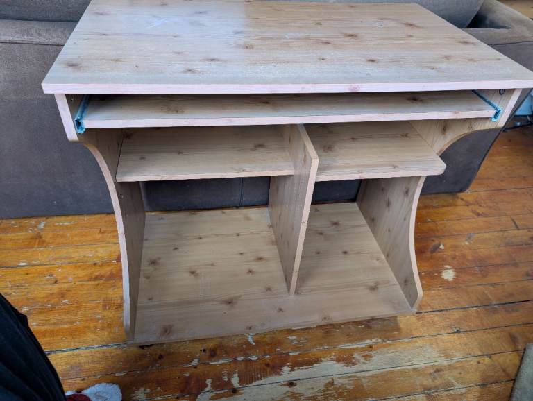 Computer desk 