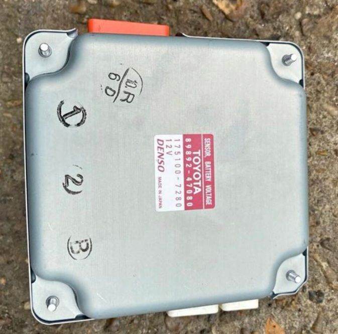Toyota prius Genuine hybrid battery voltage ECU 