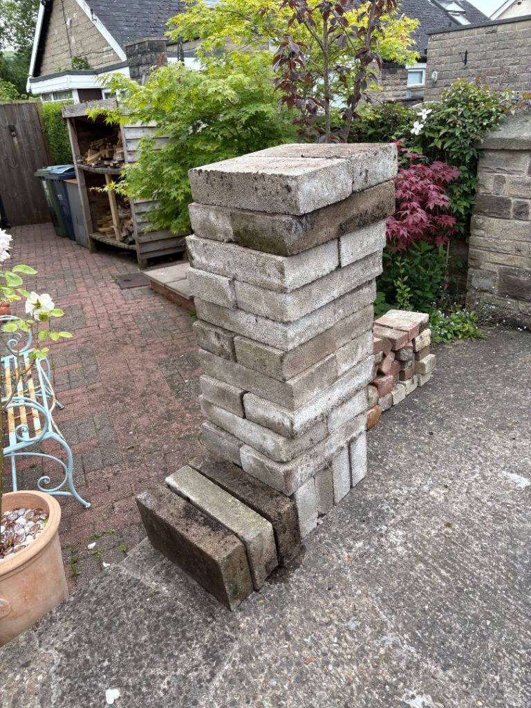 24 concrete breeze blocks 