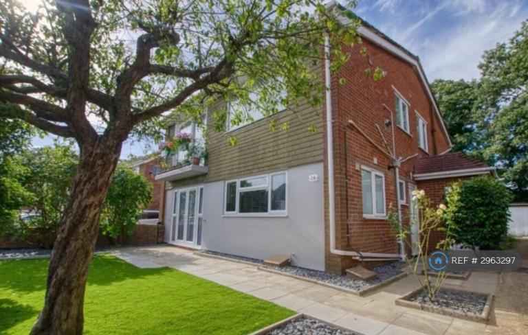 2 bedroom flat in Moorlands Crescent, Southampton, SO18 (2 bed) (#2963297)
