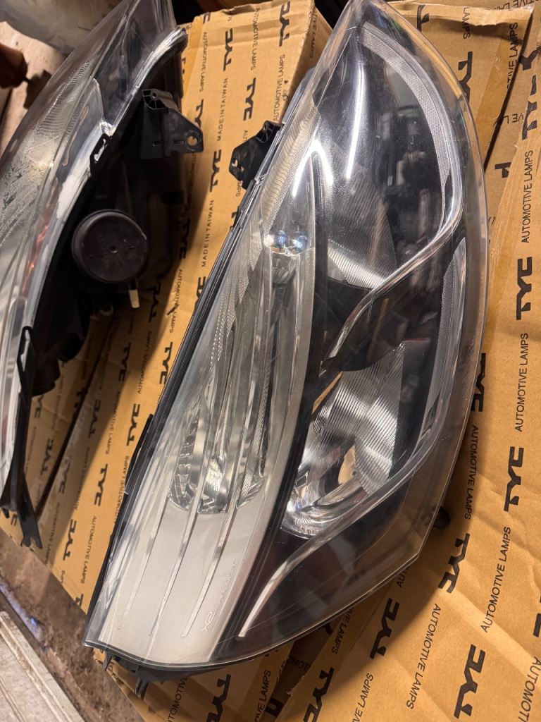 Renault Clio MK4 Headlight Pair 