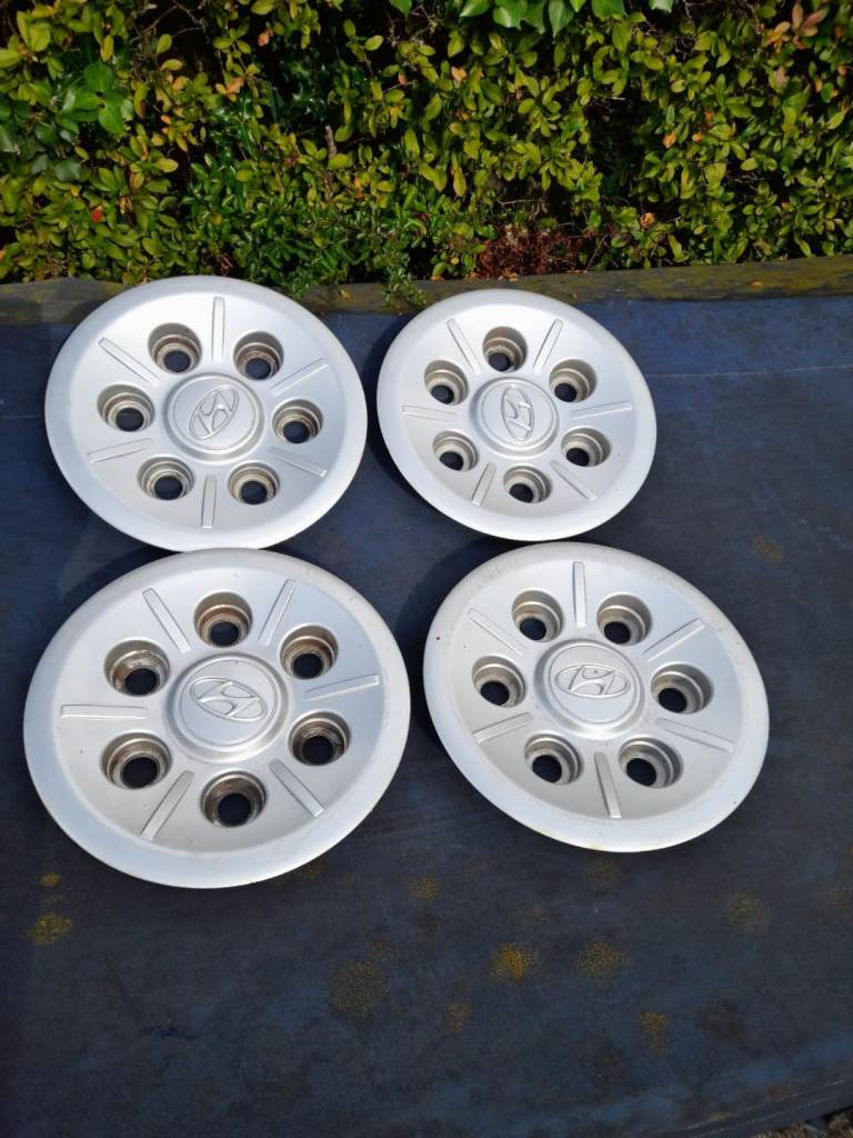 Tyres, wheels and hub caps
