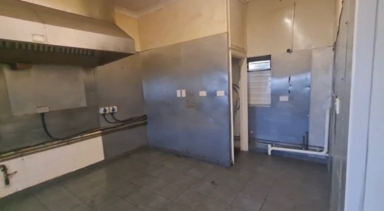 PRIME RESTAURANT OPPORTUNITY 100+ SEATER,NO PREMIUM, PETERBOROUGH LOW RENT