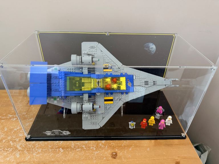 LEGO 10497 Galaxy Explorer + figs + premium display case