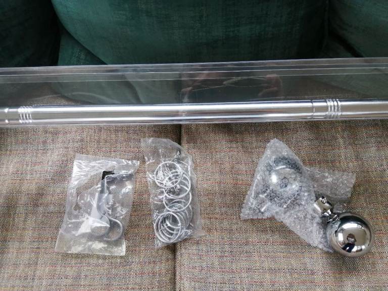 NEW - EXTENDABLE CURTAIN RAIL - MAX 5FT WITH RINGS
