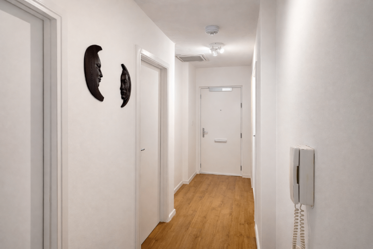 Bright Room with Private Balcony /Large Wardrobe – East Finchley   