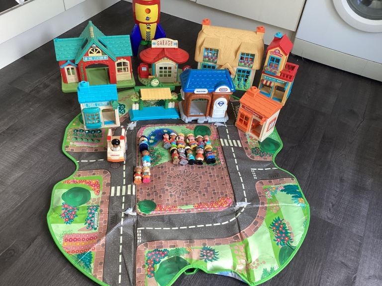 Happyland Toys - Big selection. Happyland Toy Bundle with Buildings, Figures, and Playmat