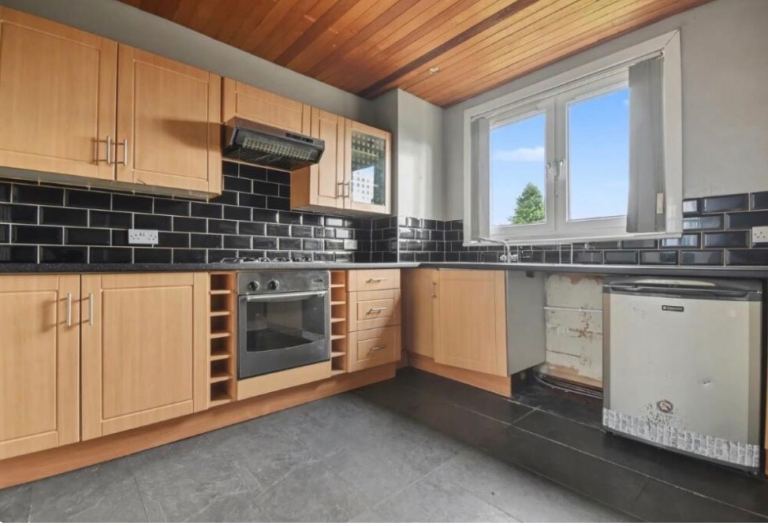 Modern 3-Bed Upper Villa to Rent | York Road, Greenock | Driveway & Garden | Near Hospital