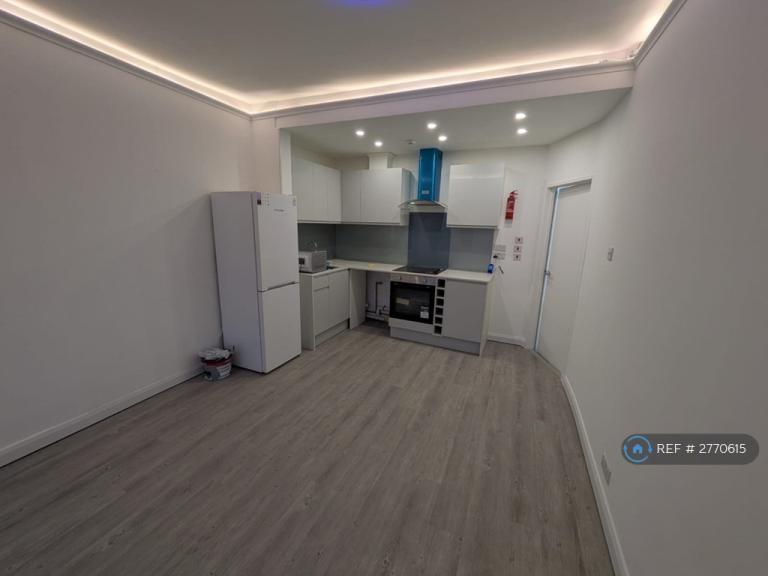 3 bedroom flat in Endymion Road, London, N4 (3 bed) (#2770615)