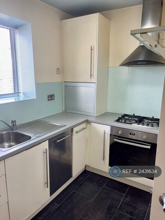 2 bedroom flat in Hampden Court, London, N10 (2 bed) (#2431634)