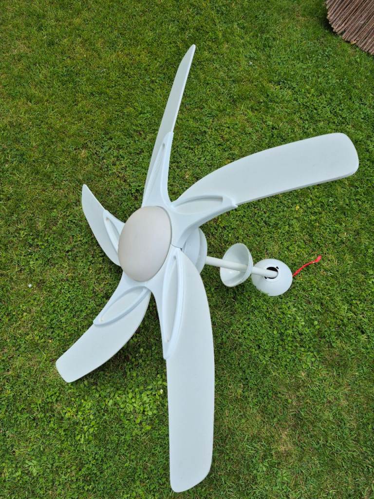 White Ceiling Fan with Light Fitting – Good Condition