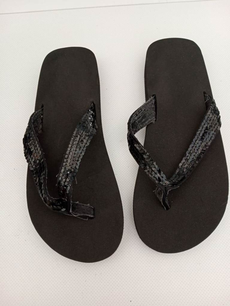 Size 5-6 Flip Flops, as new