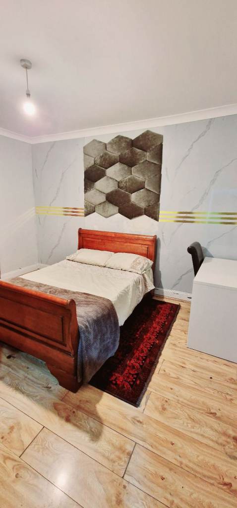 BEAUTIFUL LARGE CLEAN DOUBLE ROOM, NEAR STATION HOUSE SHARE EAST LONDON ILFORD IG1