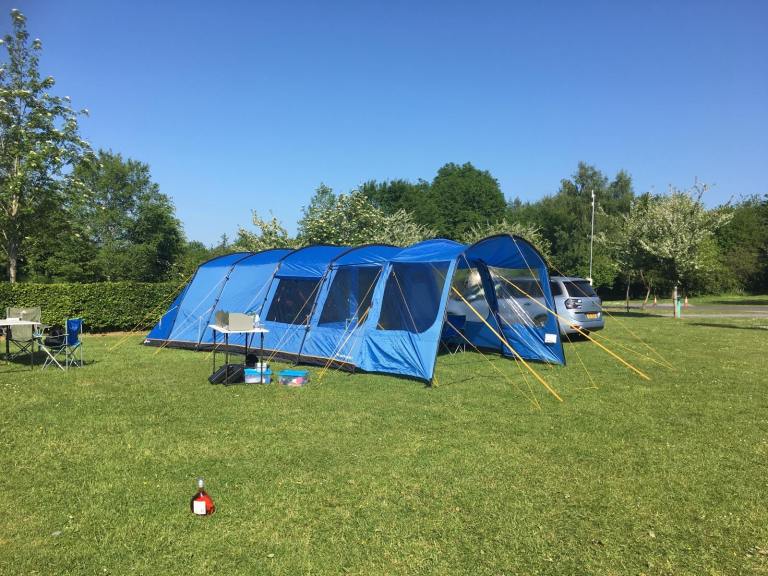 HI GEAR OASIS ELITE 6 TENT WITH CANOPY EXTENSION AND INTERIOR CARPET 