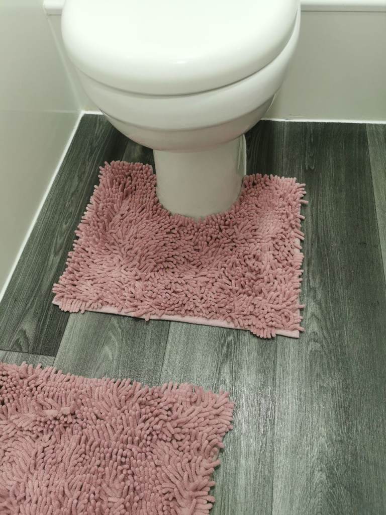 Pink Shaggy Bath Mat Set – Good Condition