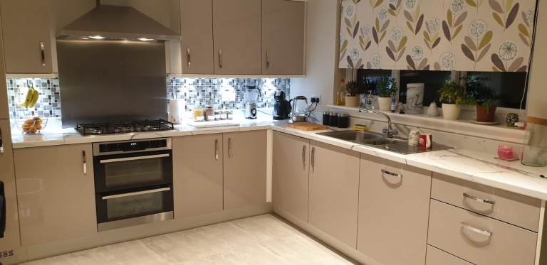 Full Kitchen Units with Appliances – Good Condition