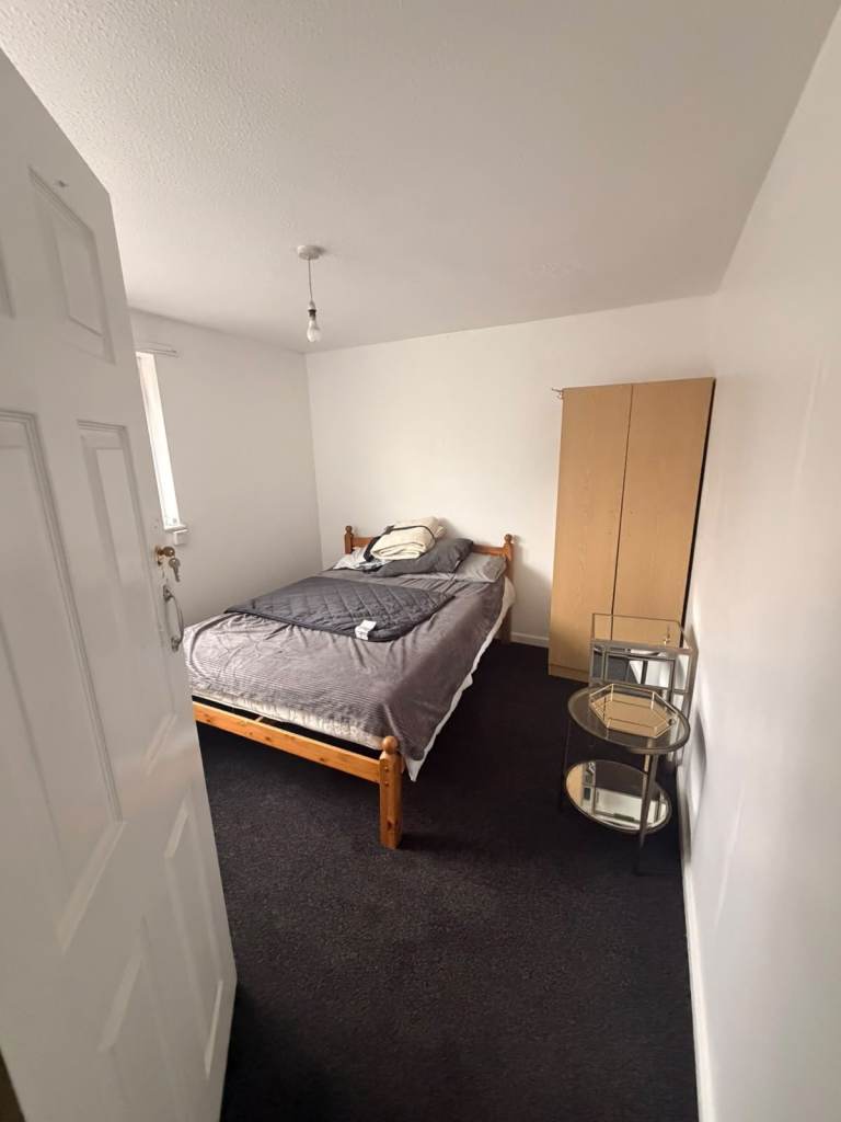 Single Room/Bedsit with double bed for one person, Universal Credit Welcome