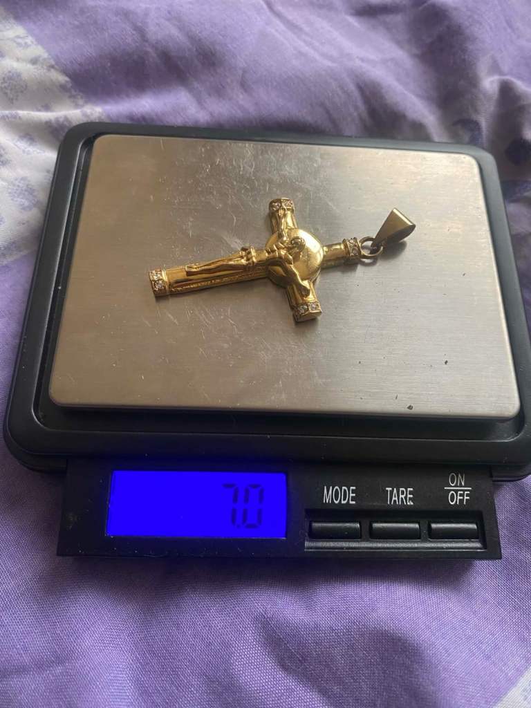 Gold 9ct crucifix pendant 