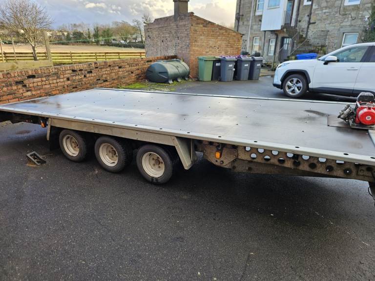 Car transporter trailer