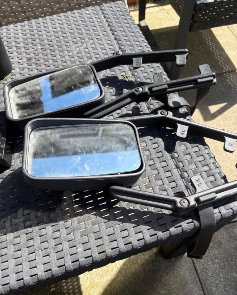 Towing mirrors for car