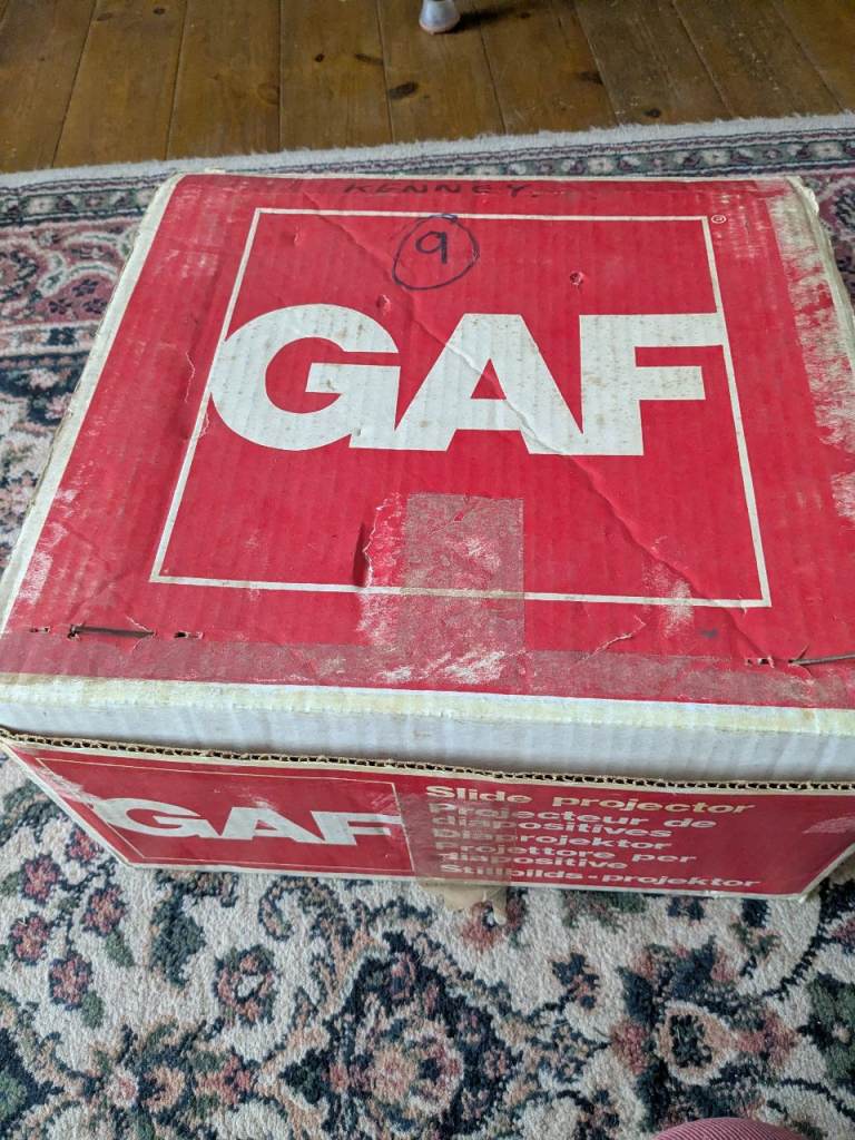 GAF -202 Autofocus 35mm Slide Projector Boxed - Appears to be working 