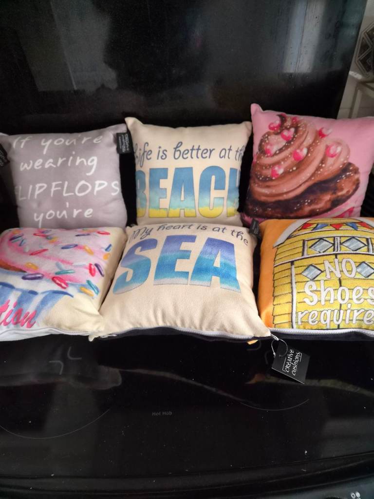 6x small pillows 