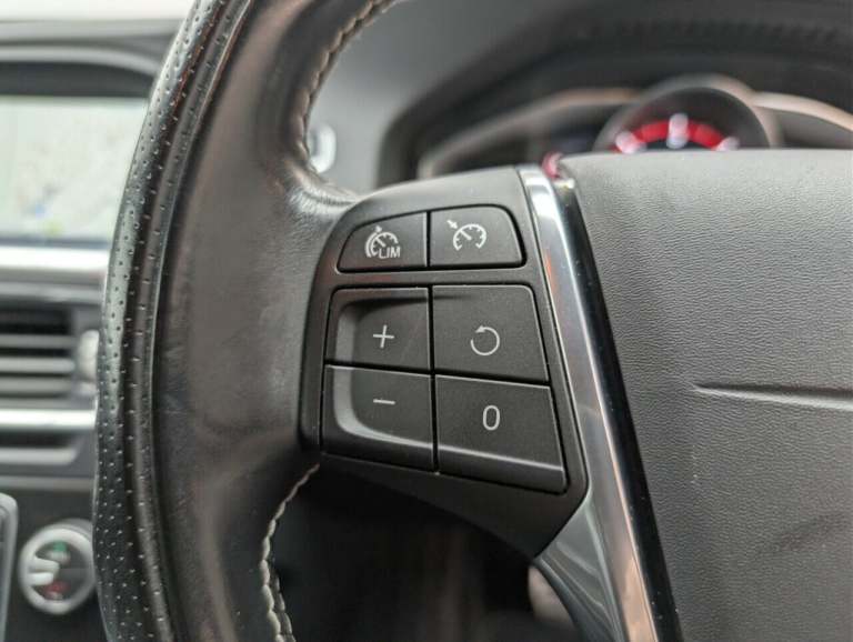 2017 Volvo V60 2.0 D3 R-Design Nav Estate 5dr Diesel Auto Euro 6 (s/s) (150 ps) PARK ASSIS ESTATE...