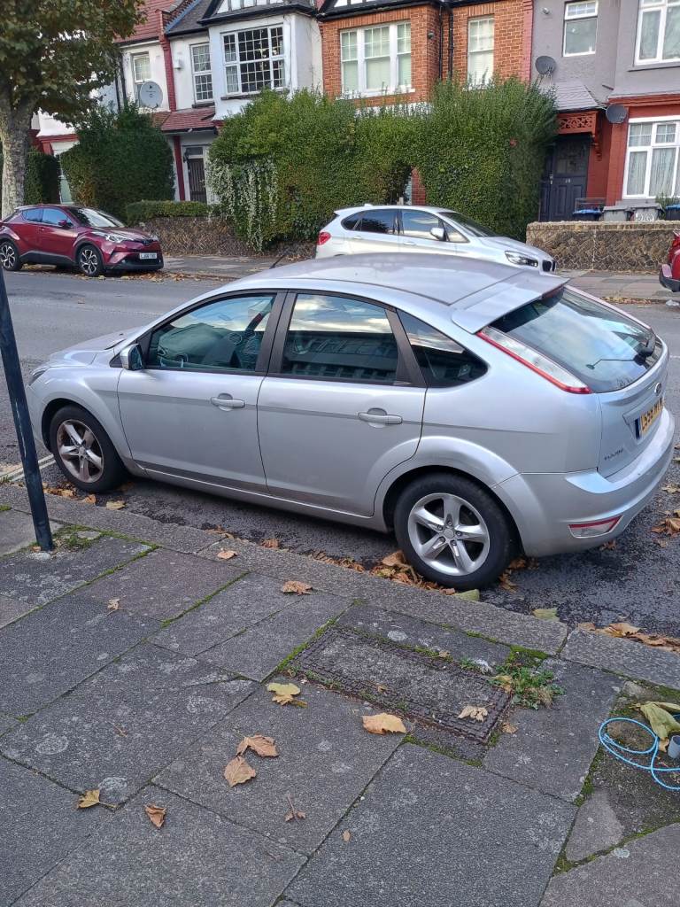 (Im away, back on 11th dec)Ford Focus Quick sale £600 (no MOT & bonnet lock needs replacing)