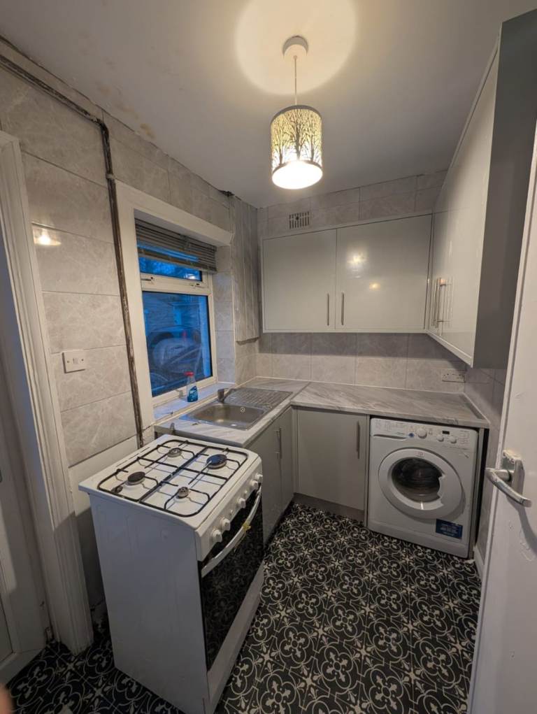 3 bed Semi (close to BRI BD8) 