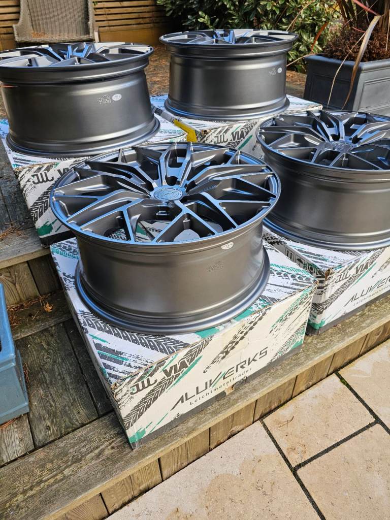 18 Inch x 4 Alloy wheels PCD 5x118