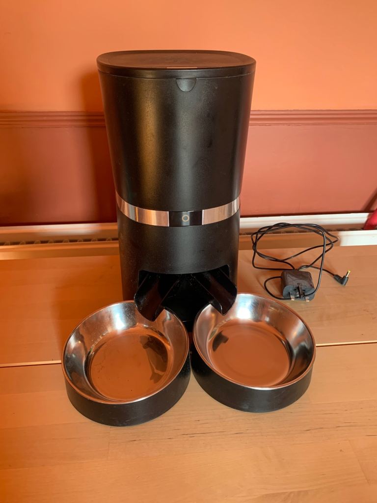 Automatic pet food feeder