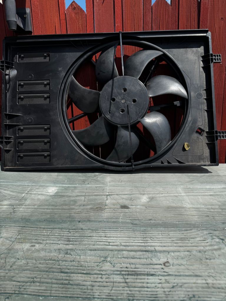 Volkswagen Golf Mk 7 fan shroud 