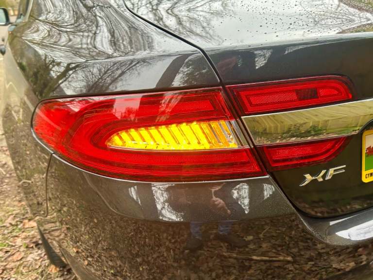 JAGUAR XF 3.0 d V6 240*LUXURY*ONLY73K-Xenons-Nav-BT&amp;Dab-LTHR**Stunning Example