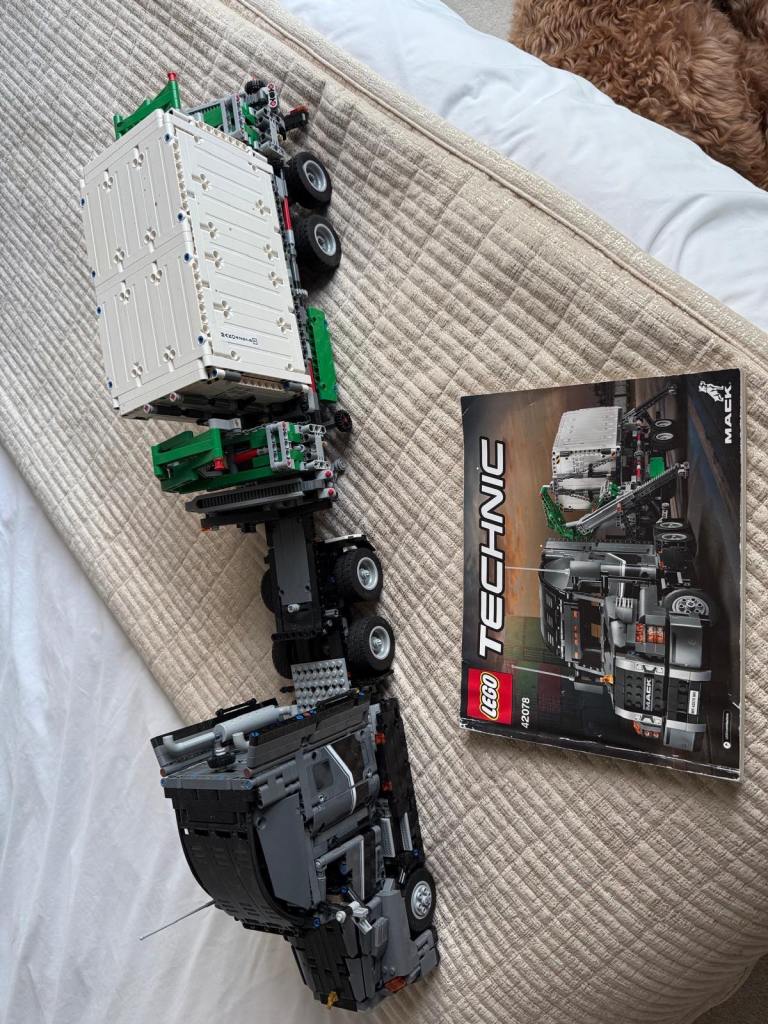 Lego technic 42078 Mack Anthem semi-trailer building set with instructions but no box 