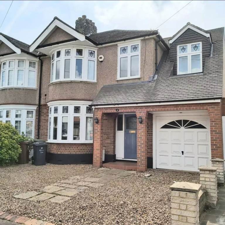 Fully Furnished Rooms Available in House Share. Ideal for UC Applicants 35 years old and over.