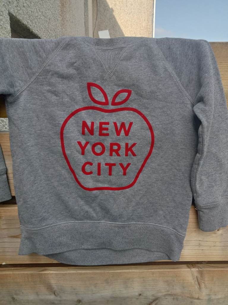 Old Navy Kids Grey Sweatshirt - New York City Design (Age 6-7)