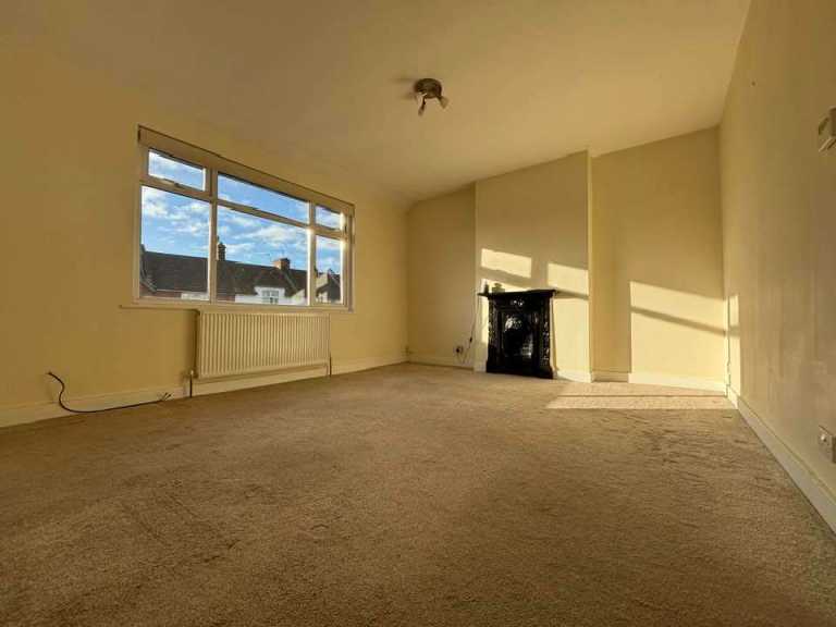 One Bedroom First Floor Flat – Southgate, N14