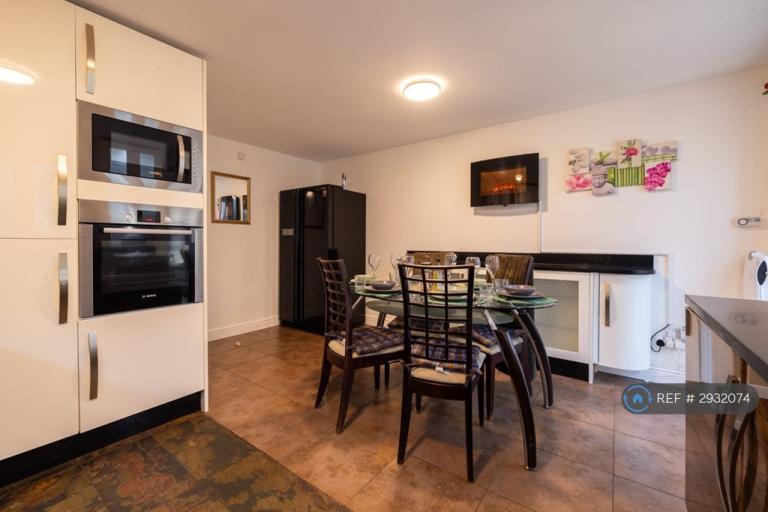 4 bedroom house in Grimsby Grove, London, E16 (4 bed) (#2932074)