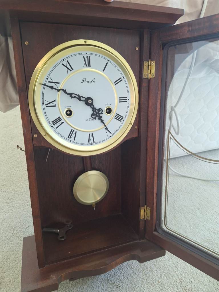 Vintage Lincoln 31-Day Wooden Wall Clock with Pendulum & Key – Working