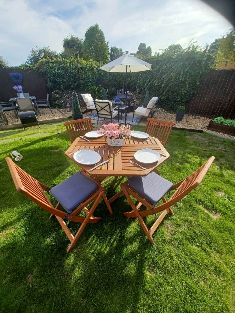 Wooden Garden very solid table dining Set with 4 Folding Chairs and Cushions
