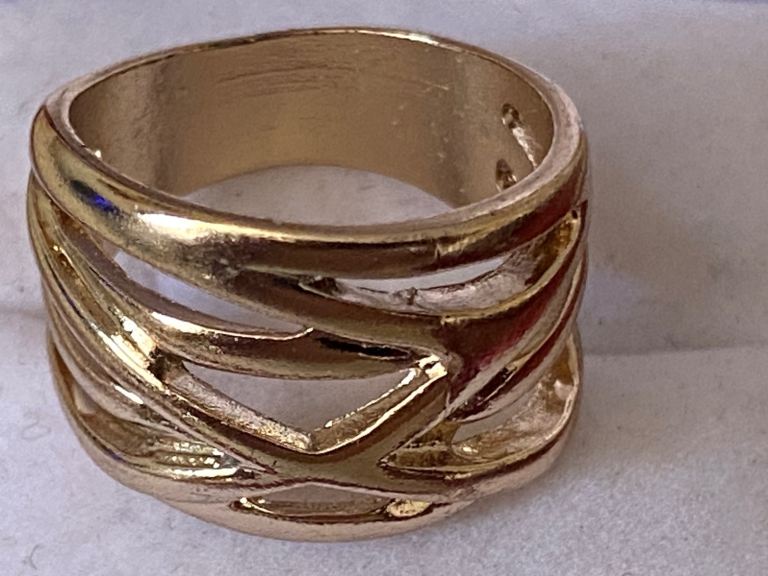 Ladies 18k gold plate unmarked cross over band ring