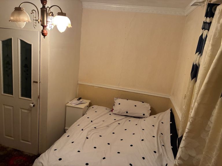 Room to rent in 2 bedroom house,all bills included 